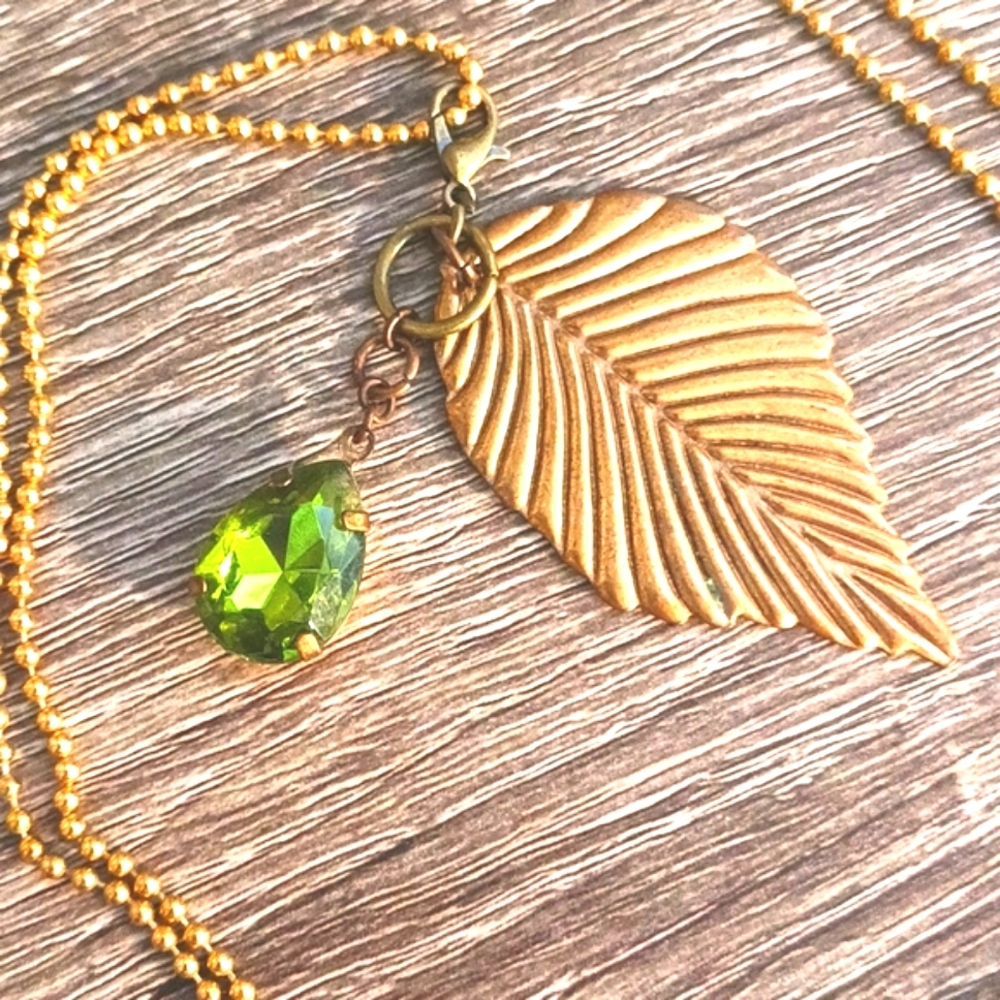 Vintage leaf & green stone long necklace